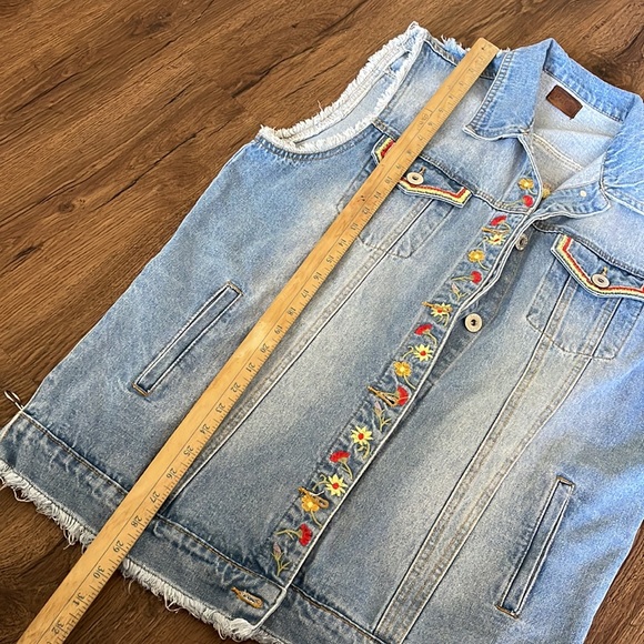 Pol distressed embroidery Jean vest - Picture 3 of 10
